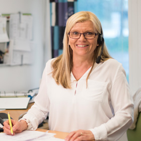 Glada bem&ouml;tande fr&aring;n Armat